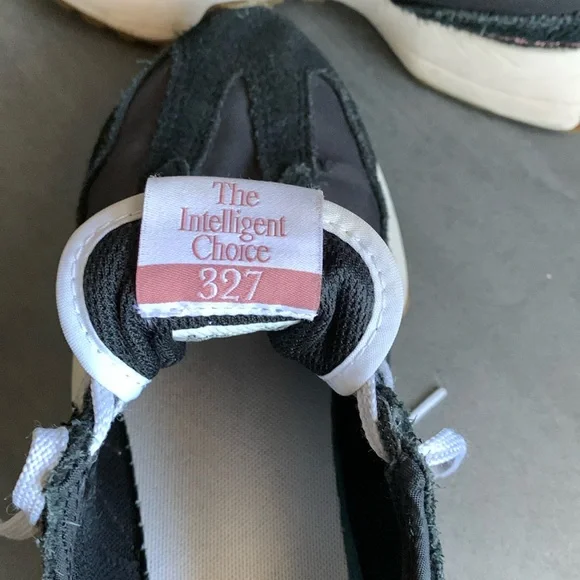 New Balance 327 size 7 1/2 sneakers - Picture 5 of 9